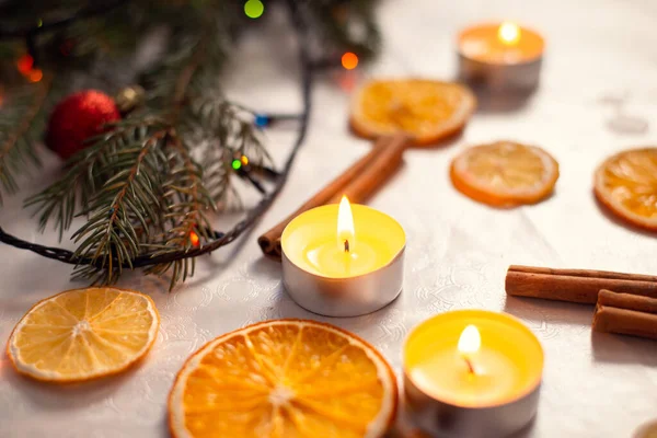 乾燥オレンジ ろうそく モミの枝のまだ人生の画像 白いテーブルの上に木 クリスマス飾り — ストック写真