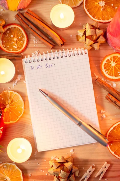 Open Notitieboekje Een Houten Tafel Omgeven Door Kaarsen Gedroogde Schijfjes — Stockfoto