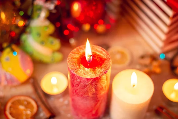 お祭り気分 暖かい色 新年の前夜 テーブルの上のカラフルな装飾 キャンドルに焦点を当てる — ストック写真