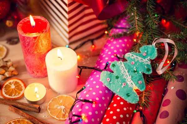 クリスマスを待って 家の中で暖かいお祝いの雰囲気を手配します テーブルの上の冬の休日の装飾 プレゼントの準備 — ストック写真