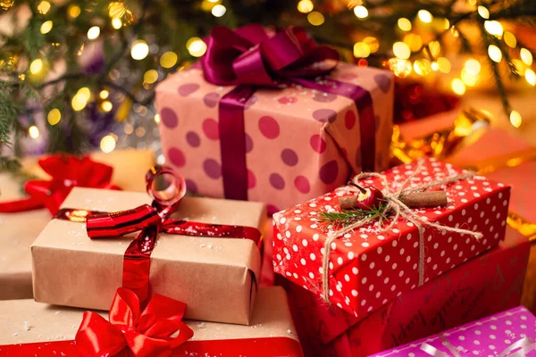 크리스마스 선물들이 전나무 아래놓여 겨울철 분위기 — 스톡 사진