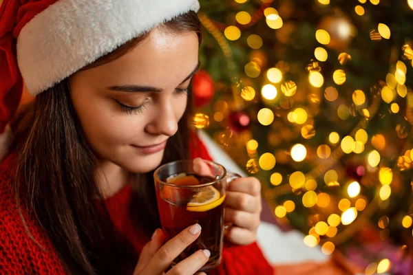 Mladá Žena Odpočívá Doma Užívá Vánoční Čas Krásná Dívka Pije — Stock fotografie