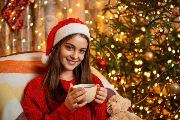 모자를 뜨거운 코코아 크리스마스 안락의자에 크리스마스 분위기 — 스톡 사진