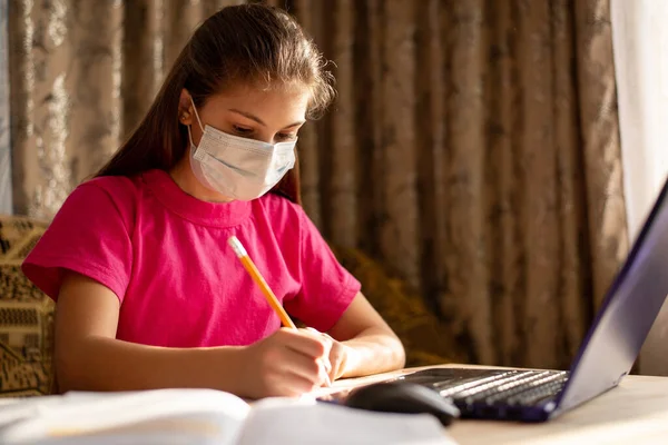 Chica Con Máscara Médica Camiseta Rosa Estudiando Línea Concepto Aprendizaje —  Fotos de Stock