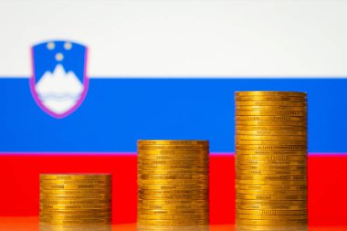 Slovenya bayrağının arka planında para yığınları giderek artan bir grafik oluşturuyor. Ülke kavramının mali gelişimi, Slovenya 'nın pozitif GSYİH oranı