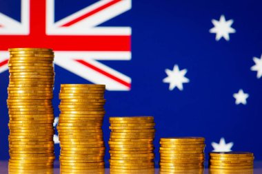 Avustralya bayrağının arka planında altın paralardan yapılmış aşağı doğru bir tablo. Mali kriz, olumsuz istatistikler, Avustralya 'nın ekonomik sorunları