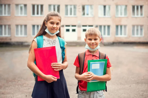 Dva Žáci Sourozenci Chlapec Dívka Školními Taškami Lékařskými Maskami Pod — Stock fotografie