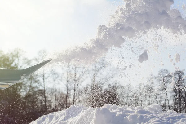 在寒冷的阳光灿烂的日子里 一场暴风雪过后 用铲子清扫人行道 用铲子扔雪 — 图库照片