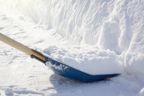 Kończę Odśnieżać Chodnik Łopata Śnieżna Pobliżu Dużego Zaspy Śnieżnej Oczyszczeniu — Zdjęcie stockowe