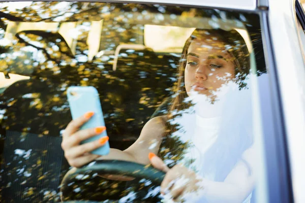 Conductora Descuidada Usando Smartphone Mientras Conduce Coche Estilo Peligroso Conducir — Foto de Stock