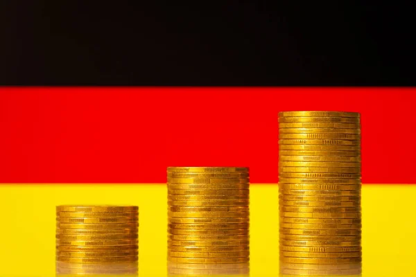 Pilhas Moedas Ouro Fundo Bandeira Alemanha Conceito Crescimento Económico Desenvolvimento — Fotografia de Stock