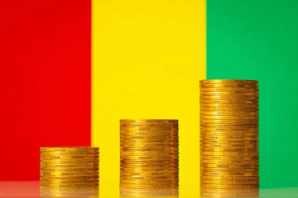 Ставки Монет Формують Зростаючий Графік Тлі Прапора Гвінеї Фінансове Зростання — стокове фото