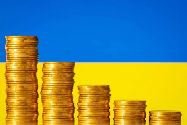 Нижня Таблиця Зроблена Золотих Монет Задньому Плані Українського Прапора Фінансова — стокове фото