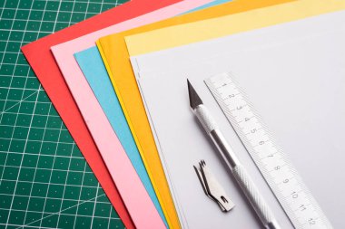 Kırtasiye malzemeleri ve işten önce origami modelleme için farklı kağıt yığınları