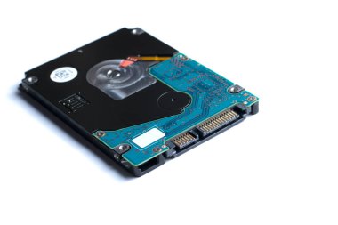 sabit disk sürücüsü üzerinde beyaz bir arka plan izole