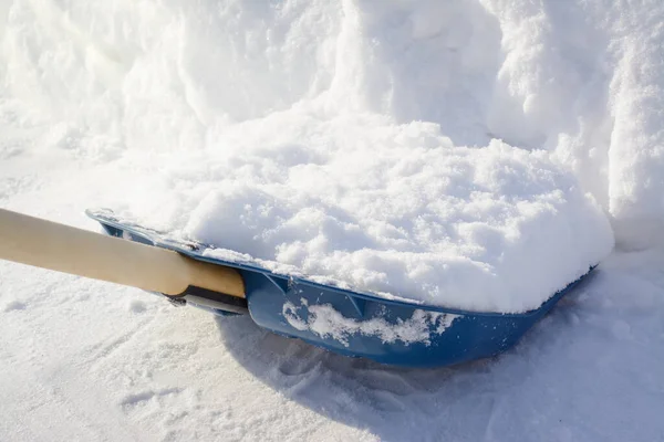 Оздоблення Лопатою Снігу Тротуарі Сніговий Лопата Біля Великого Снігового Берега — стокове фото
