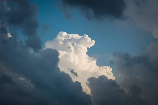 Vackra Vita Moln Kommer Genom Många Andra Mörkblå Moln Himlen — Stockfoto