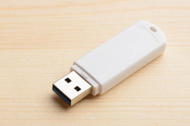 Beyaz USB tahta bir masaya yapışmış.