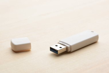 USB 3.0 çubuğu tahtanın üzerine konur