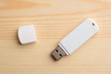Kapaklı USB 3.0 çubuğu açık tahtanın üzerine konur