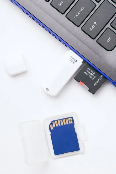 Cartão Memória Microsd Com Adaptador Stick Usb Branco Conectado Nas — Fotografia de Stock