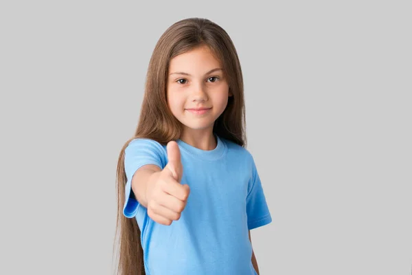 Chica Sonriente Vestida Con Camiseta Azul Mostrando Dedo Gordo Aprobando —  Fotos de Stock