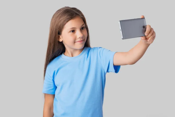 Colegiala Sonriente Camiseta Azul Tomando Selfie Con Gran Teléfono Inteligente —  Fotos de Stock