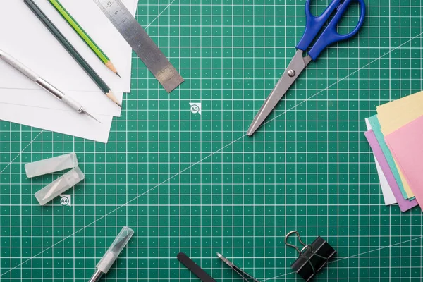 Scalpel Pincet Liniaal Paperclip Doos Met Messen Gekleurd Papier Potloden — Stockfoto
