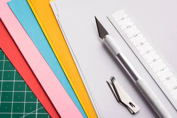 Professioneel Mes Liniaal Set Scherpe Messen Papier Van Verschillende Kleur — Stockfoto