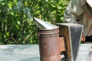 Arı kovanlı arıcıya karşı arıcı aracı