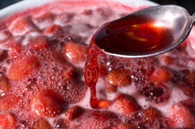 Kasede çilek reçeli kaynıyor.