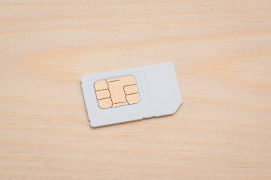 Açık tahta zemin üzerinde beyaz SIM kart