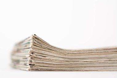 Beyaz arka planda haftalık taze gazeteler.