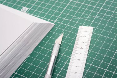 Neşter ve cetvelle kesilmiş fotoğraf kağıdı.