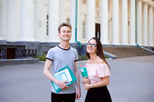 Portret Dwóch Szczęśliwych Studentów Stojących Przed Uniwersytetem Przed Klasami Książkami — Zdjęcie stockowe