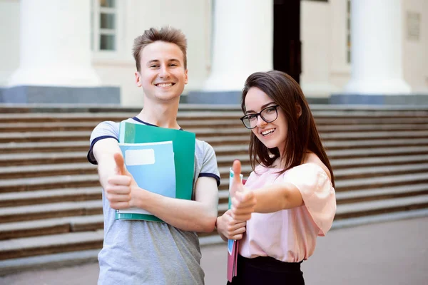 Estudantes Felizes Olhando Para Câmera Mostrando Polegares Fora Campus Universitário — Fotografia de Stock