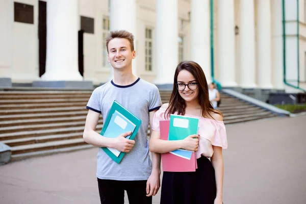 Dwóch Wzorowych Studentów Przed Starym Pięknym Konwencjonalnym Uniwersytetem Wysokimi Kolumnami — Zdjęcie stockowe