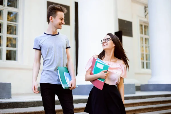 Uśmiechnięci Studenci Schodzący Dół Zajęciach Rozmawiający Trzymający Materiały Dydaktyczne Radością — Zdjęcie stockowe