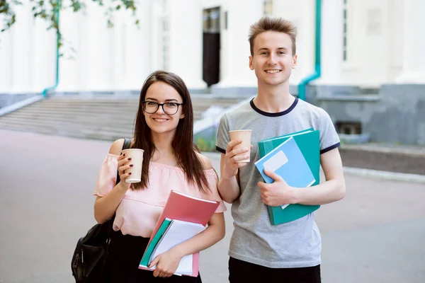 Jovens Estudantes Com Café Materiais Aprendizagem Durante Pausa Frente Universidade — Fotografia de Stock