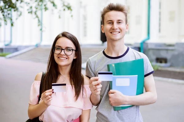 Młodzi Studenci Pobliżu Uniwersytetu Książkami Książkami Ćwiczeń Kartami Kredytowymi Uśmiechem — Zdjęcie stockowe