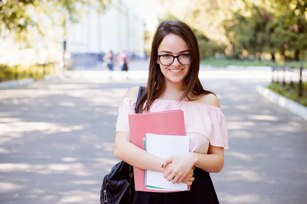 Chica Alegre Estudiante Con Libros Notas Universidad Después Clases Feliz — Foto de Stock