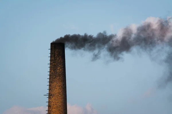 Big Industrial Pipe Made Brick Black Smoke Going Sky Evening — Fotografia de Stock