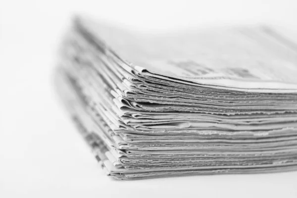 Pilha Jornais Antigos Sobre Fundo Branco Foto Preto Branco — Fotografia de Stock
