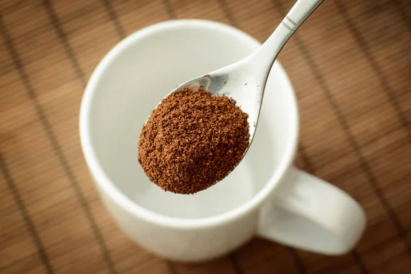 Cuchara Con Café Molido Sobre Taza Vacía Blanca Sobre Fondo —  Fotos de Stock