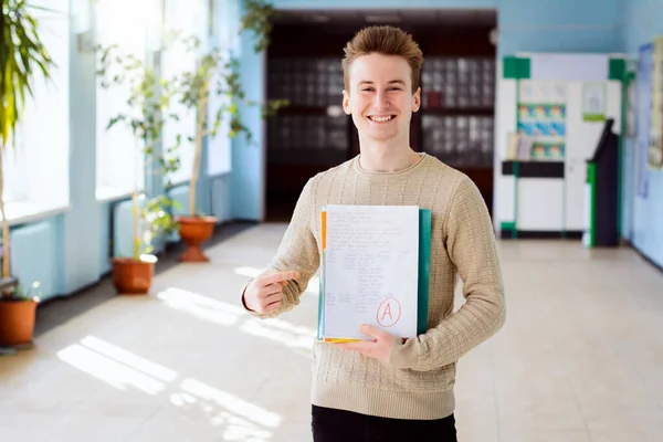 Retrato Estudante Universitário Sexo Masculino Sorrindo Para Câmera Apontando Para — Fotografia de Stock