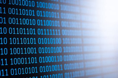 Bilgisayarın ekranında mavi ikili kod