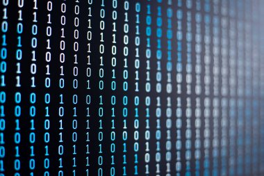 Bilgisayar ekranında farklı renklerin ikili kodu. Bilgi kavramı, kodlama, veri, bulut depolama