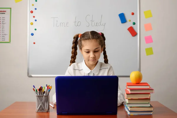 Mała Uczennica Pracująca Przy Komputerze Klasie Wykorzystująca Nowoczesne Technologie Edukacji — Zdjęcie stockowe