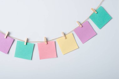 Beyaz arkaplana yönelik tehditle ilgili renkli kağıtlar