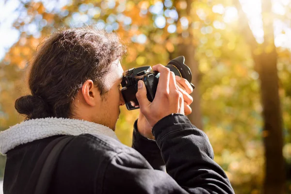 Молодой Профессиональный Фотограф Фотографирует Осеннем Парке Золотые Деревья Яркое Солнце — стоковое фото